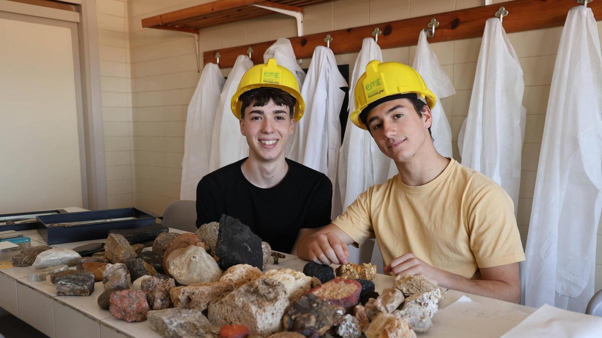 Hugo Regueiro y Óscar Naveira, en el laboratorio de su instituto