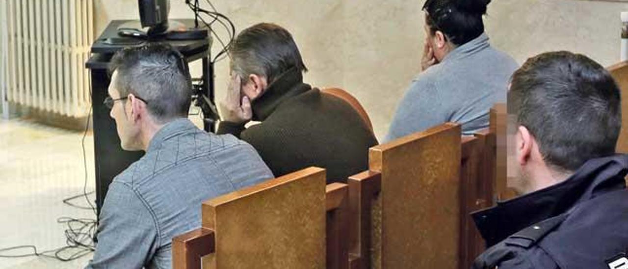 El atracador condenado, de 43 años (izquierda), junto a los dos receptadores, en el juicio.