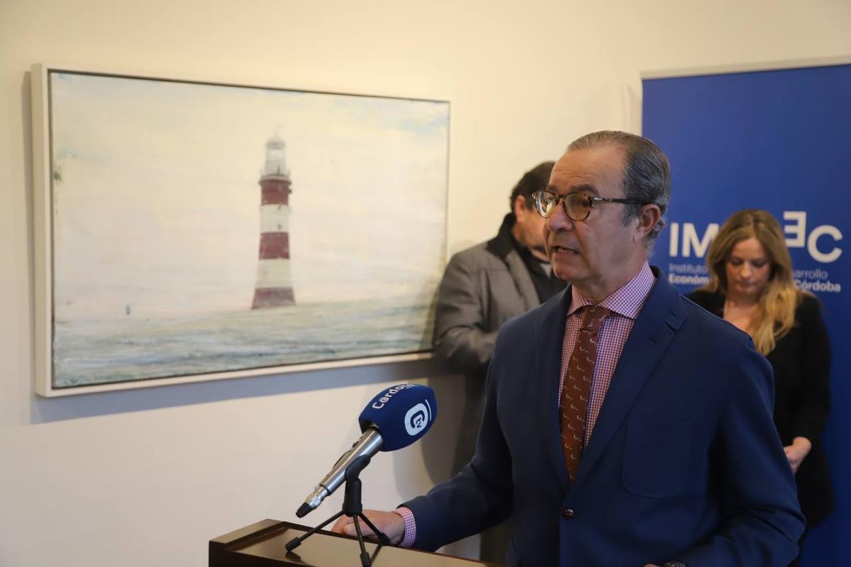Nicolás de Bari, en la presentación de la exposición, junto a una obra de Juan Luque.