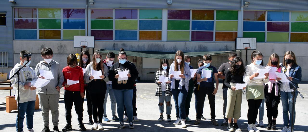 Alumnos del IES de Valga durante la interpretación de las cantigas.