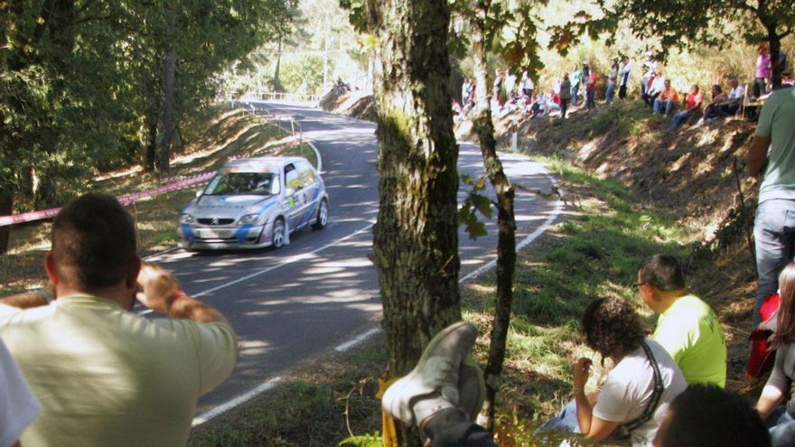 Aficionados siguen desde una cuneta la evolución de una Subida A Estrada anterior. | // BERNABÉ