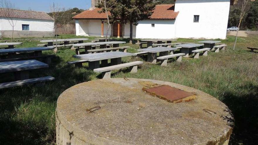 Aspecto que presenta la explanada de la ermita en Camarzana , en primer plano el pozo de agua.