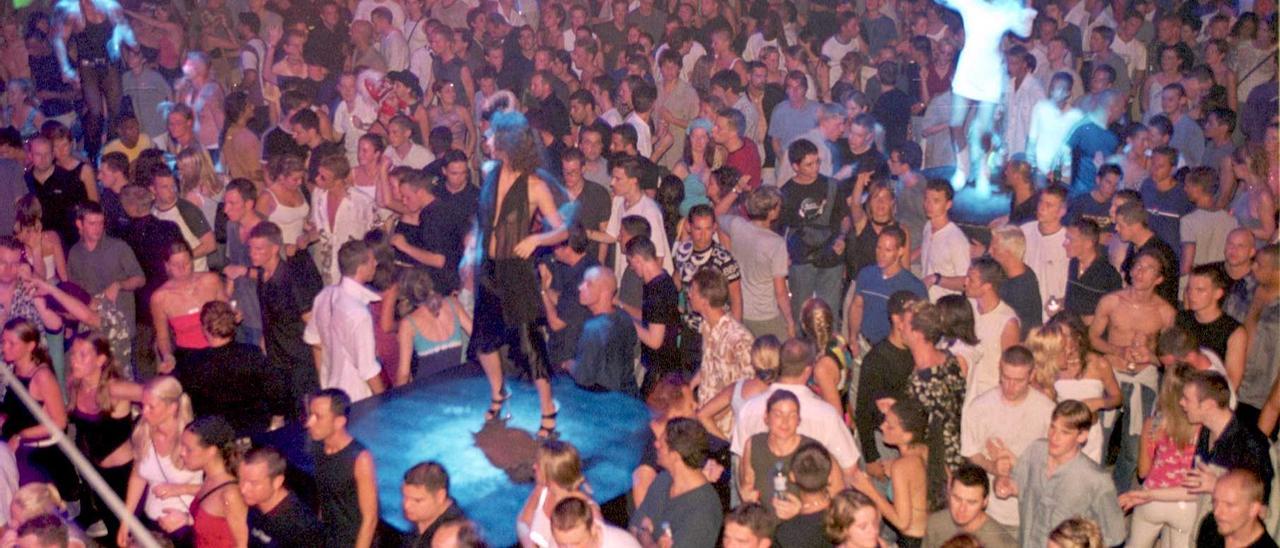 Clientes en una pista de una de las discotecas de Ibiza.