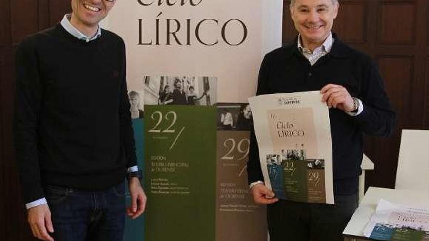 Anxo Saborido y Mario González, con el cartel del ciclo. // I.Osorio