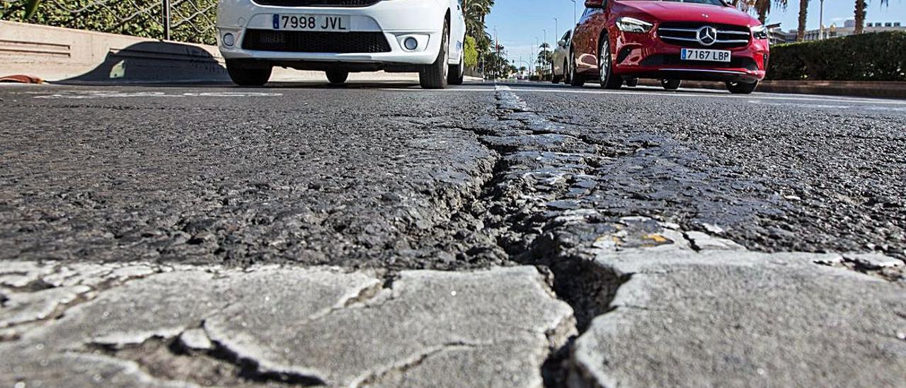 Uno de los baches en el asfalto del paseo paralelo a la Explanada.