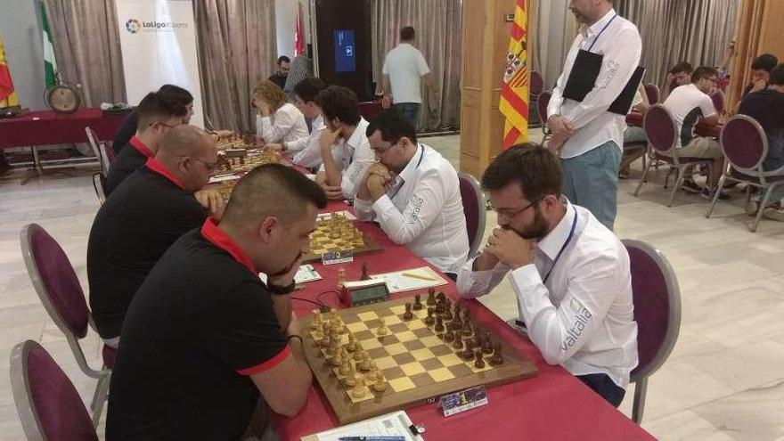 Los jugadores del Xadrez Ourense, a la derecha, con Iván Salgado en el primer tablero. // FdV