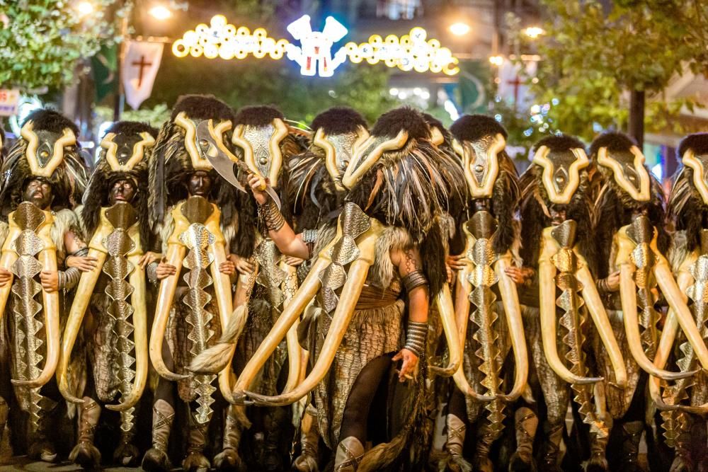 Calp se entrega a las huestes festeras en la Entrada de Moros y Cristianos