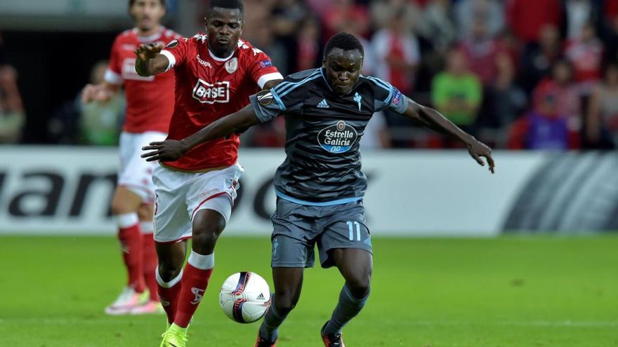 Elderson Echiejilé, en un partido del Standard contra el Celta en Europa League