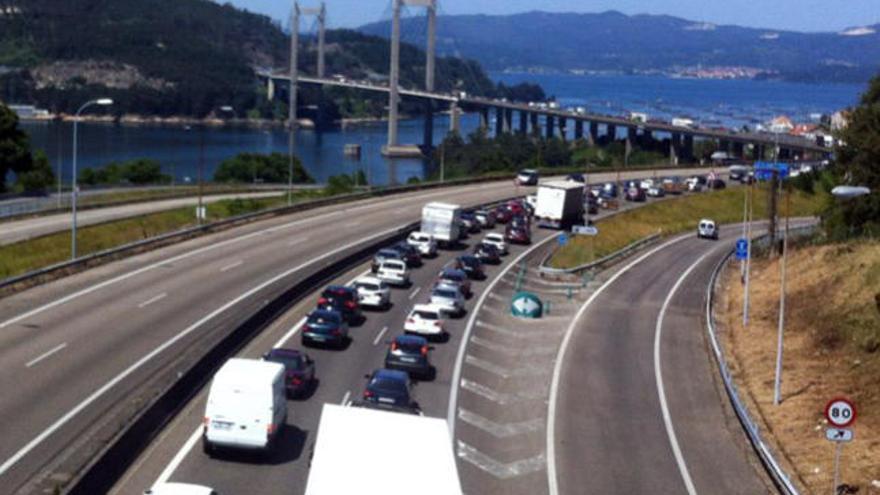 Imagen del atasco a la entrada del puente de Rande. / A.B.