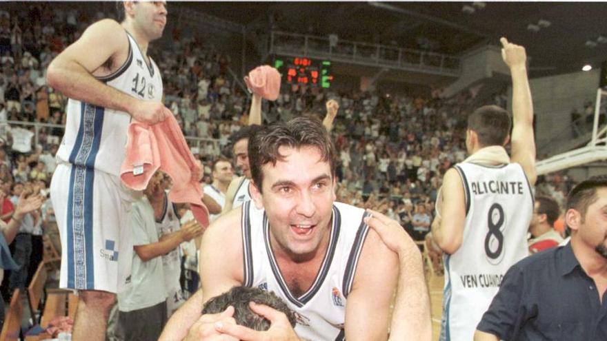 Euforia en el Centro de Tecnificación el 2 de junio de 2000 con el primer ascenso del Lucentum a la ACB tras superar al Lleida.