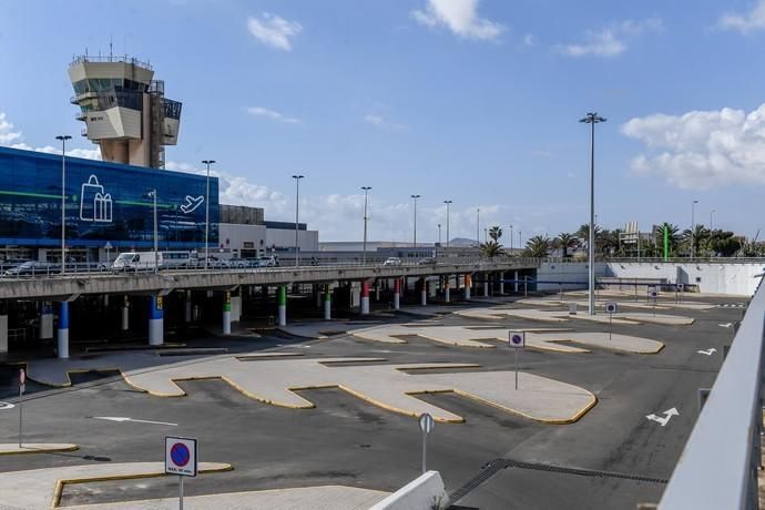 26-03-20  GRAN CANARIA. AEROPUERTO DE GRAN CANARIA. INGENIO TELDE. . Efecto del Covid-19 en el Aeropuerto de Gran Canaria, plataforma de aparcamiento de aviones vacía, últimos turistas y últimos en llegar.  Fotos: Juan Castro.