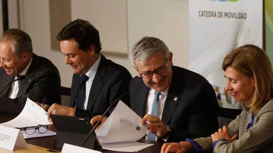 Francisco Javier Sesma (Thyssenkrupp), Francisco Blanco (consejero de Industria), Santiago García (rector de la Universidad de Oviedo) y Eva Pando (directora del Idepa).