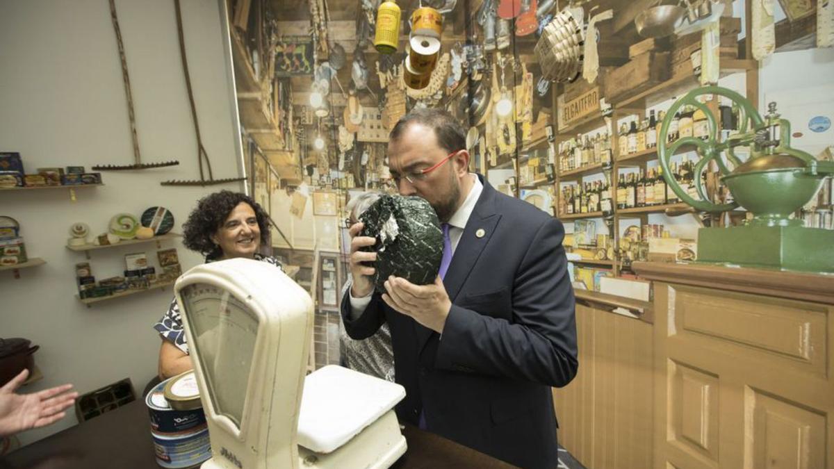 Arriba, Barbón oliendo un queso de Cabrales en el «chigre» del Pabellón del Principado. Abajo, el Presidente, bajo la recreación de una pomarada. | M. L.