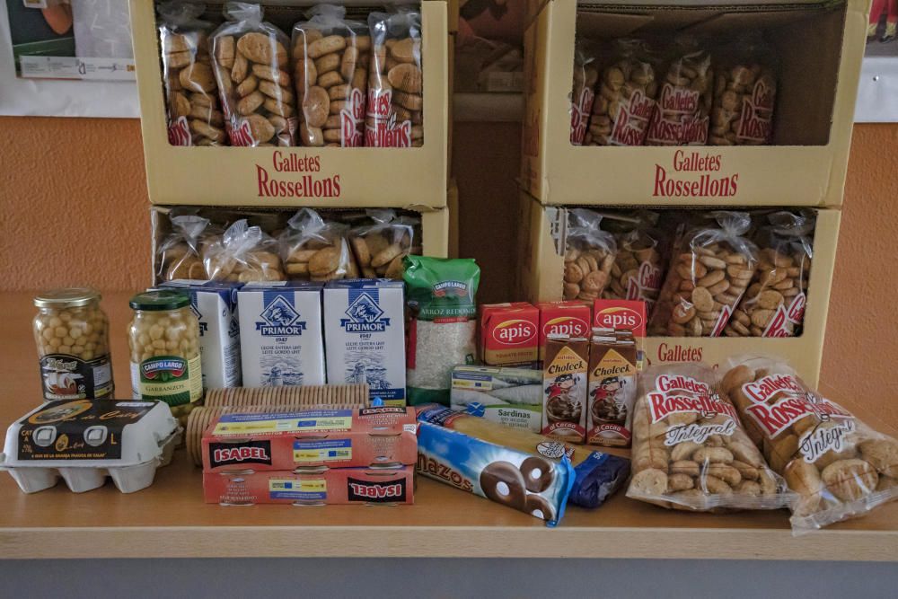 El colegio Anselm Turmeda entrega material escolar y alimentos a las familias de sus alumnos