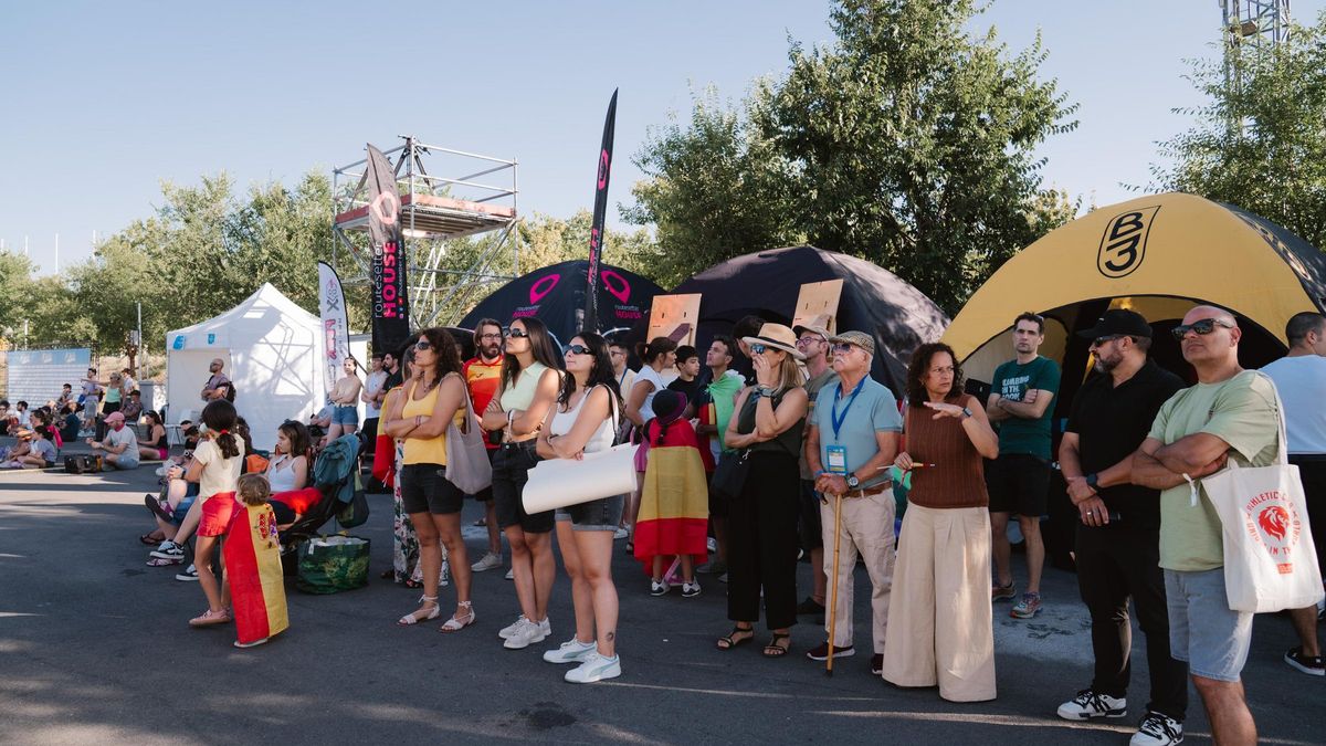 Los familiares de los atletas se congregan en el Recinto Ferial de Alcobendas para animar en las clasificatorias.