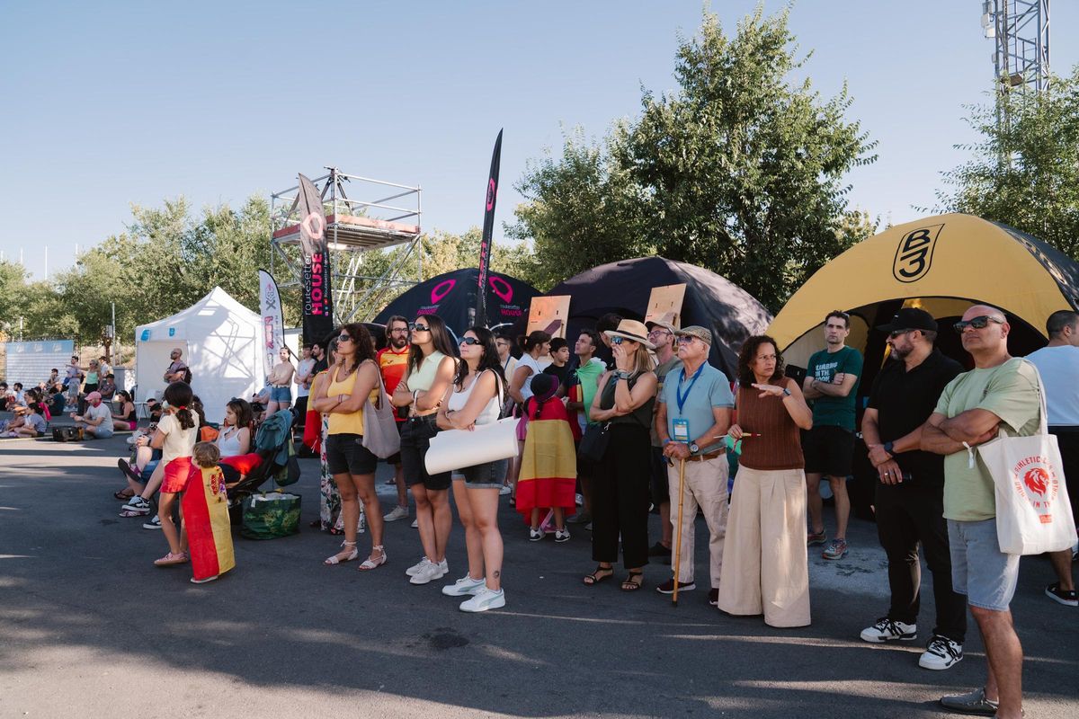 Los familiares de los atletas se congregan en el Recinto Ferial de Alcobendas para animar en las clasificatorias.