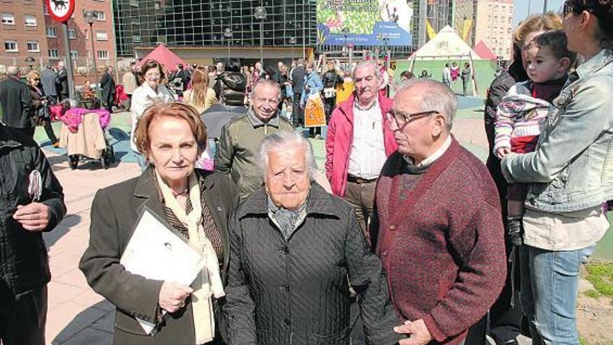 Paz Fernández Felgueroso, Esperanza González y Faustino Noval, hace unos días en El Llano.