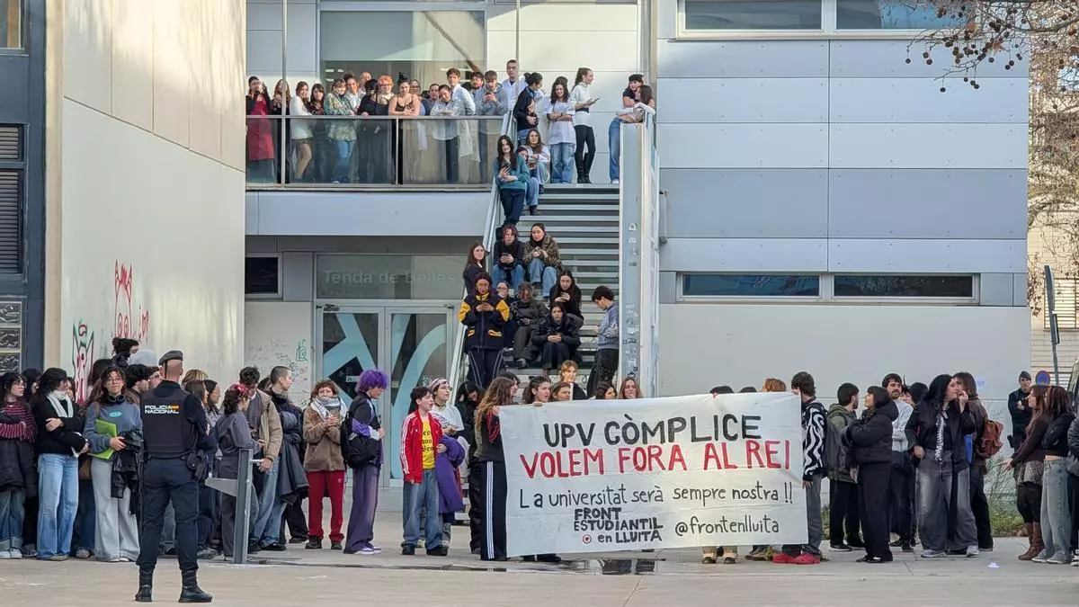 Estudiantes despliegan pancartas antes de la llegada de los Reyes a la UPV