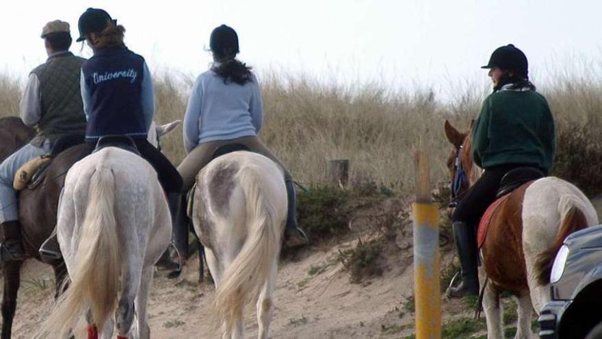 La asociación &quot;Amigos do Cabalo do Grove&quot; quiere incentivar las rutas por la localidad.