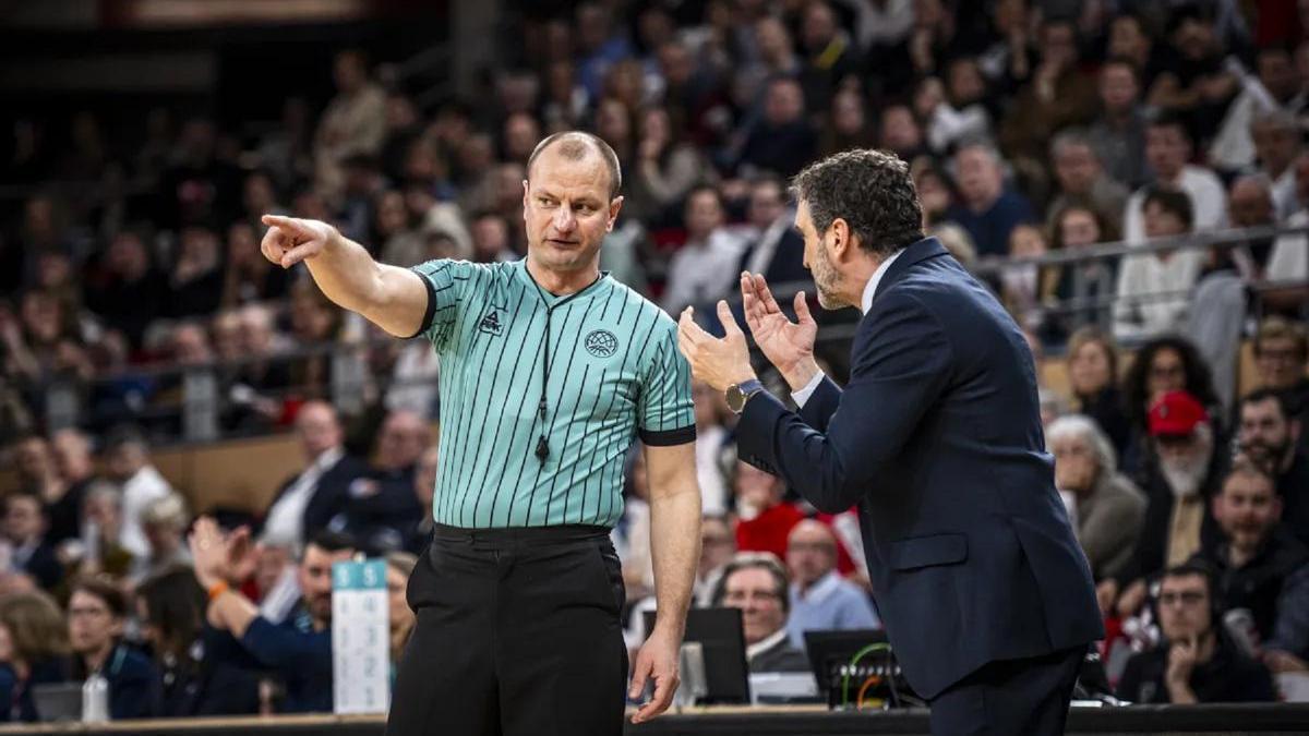 Ibon Navarro conversa con los árbitros en el Elan Chalon-Unicaja.