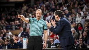 Ibon Navarro conversa con los árbitros en el Elan Chalon-Unicaja.