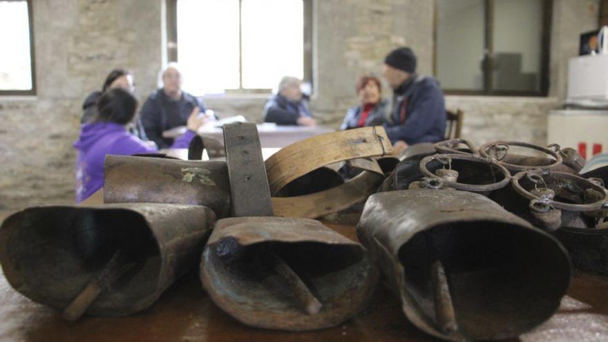 Preparación de la mascarada de los caretos en Rihonor.  | ARACELI SAAVEDRA