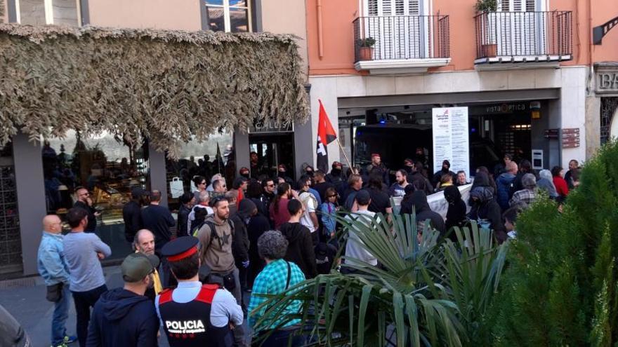 Manifestació contra una parada de VOX a la plaça del Mig d&#039;Olot