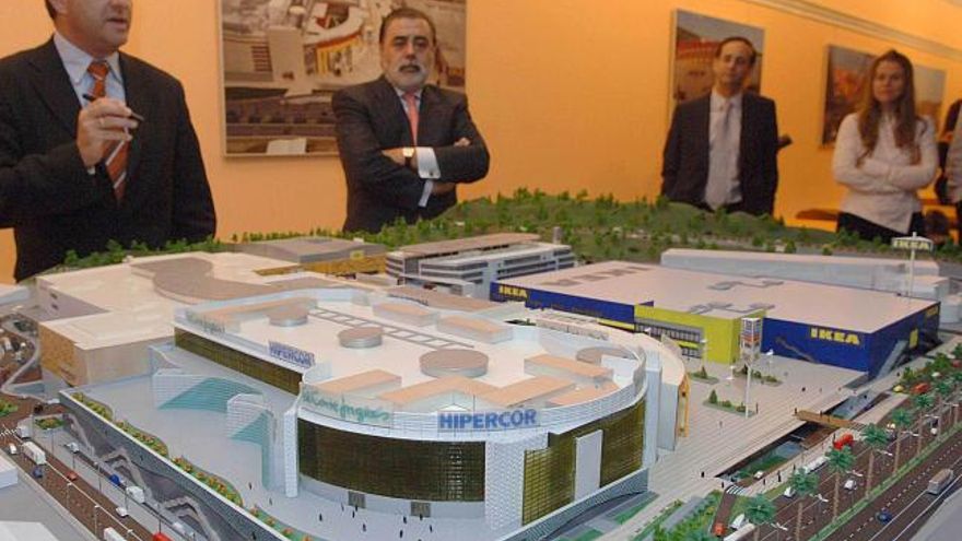 José Souto, presidente de Tecam, con los brazos cruzados, en la presentación del diseño del centro. / c. pardellas