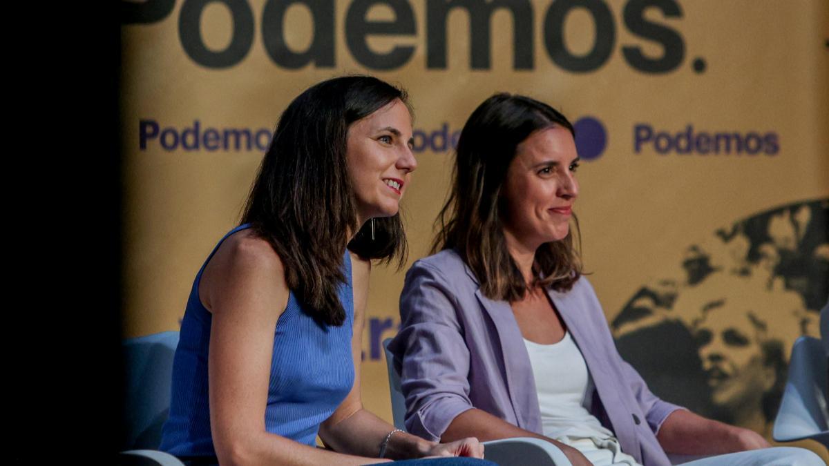 La secretaria general de Podemos Ione Belarra, y la ministra de Igualdad en funciones, Irene Montero, durante un acto de Podemos, en el Teatro Fernando de Rojas, CBA, a 16 de septiembre de 2023, en Madrid (España).