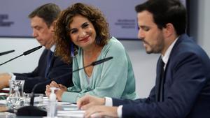 MADRID, 03/11/2020.- (De izq a der) El ministro de Agricultura, Pesca y Alimentación, Luis Planas; la ministra de Hacienda, María Jesús Montero, y el ministro de Consumo, Alberto Garzón, dan una rueda de prensa tras la reunión semanal del Consejo de Ministros, este martes, en el complejo del Palacio de la Moncloa, en Madrid. EFE/J.J. Guillén