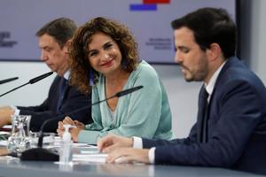 MADRID, 03/11/2020.- (De izq a der) El ministro de Agricultura, Pesca y Alimentación, Luis Planas; la ministra de Hacienda, María Jesús Montero, y el ministro de Consumo, Alberto Garzón, dan una rueda de prensa tras la reunión semanal del Consejo de Ministros, este martes, en el complejo del Palacio de la Moncloa, en Madrid. EFE/J.J. Guillén