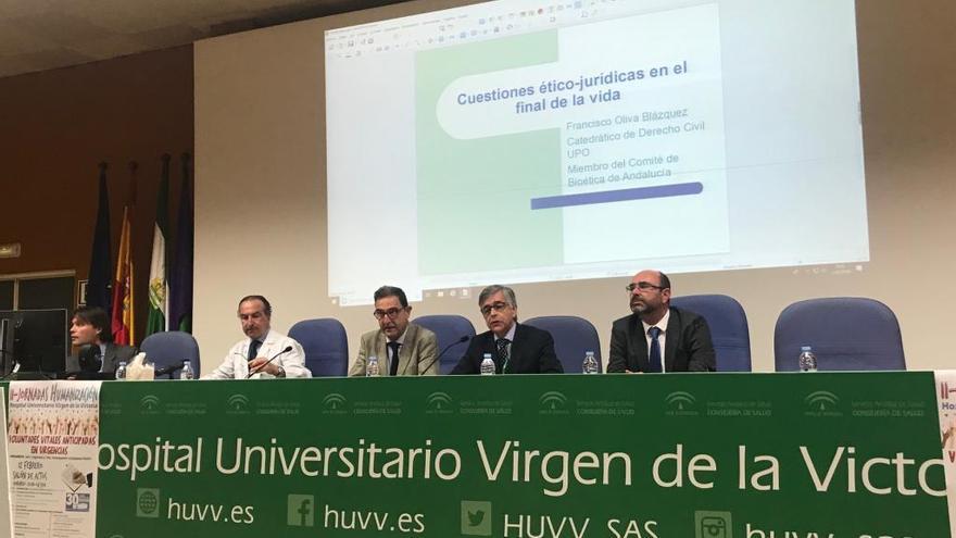 El director gerente del Hospital Virgen de la Victoria, José Antonio Medina;  Francisco Oliva Blázquez, catedrático de Derecho Civil de la Universidad Pablo de Olavide y vocal