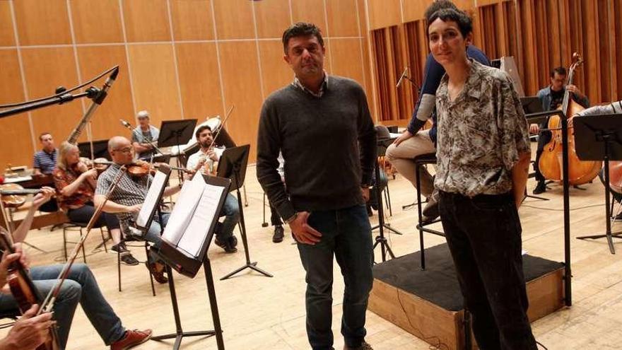 Samu Fuentes y Paloma Peñarrubia, ayer, durante la grabación de la banda sonora de &quot;Bajo la piel de lobo&quot; en el Auditorio de Oviedo.