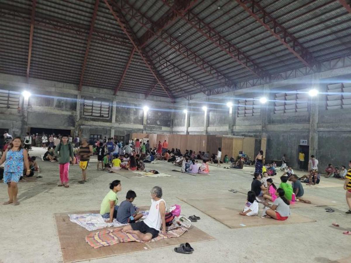 La gente se reúne en un centro de evacuación, después de un terremoto, en Hinatuan, Surigao del Sur, Filipinas, 2 de diciembre de 2023.