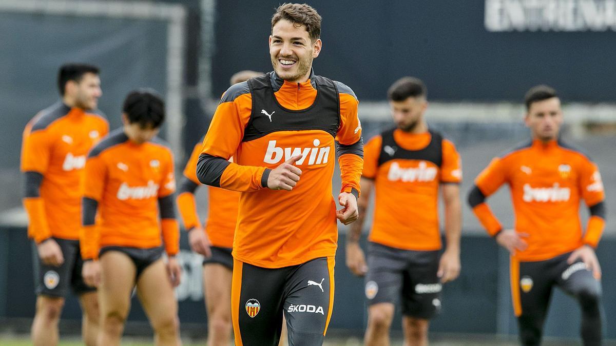 Manu Vallejo, sonriente, ayer en el entrenamiento en la ciudad deportiva de Paterna. | LÁZARO DE LA PEÑA / VCF