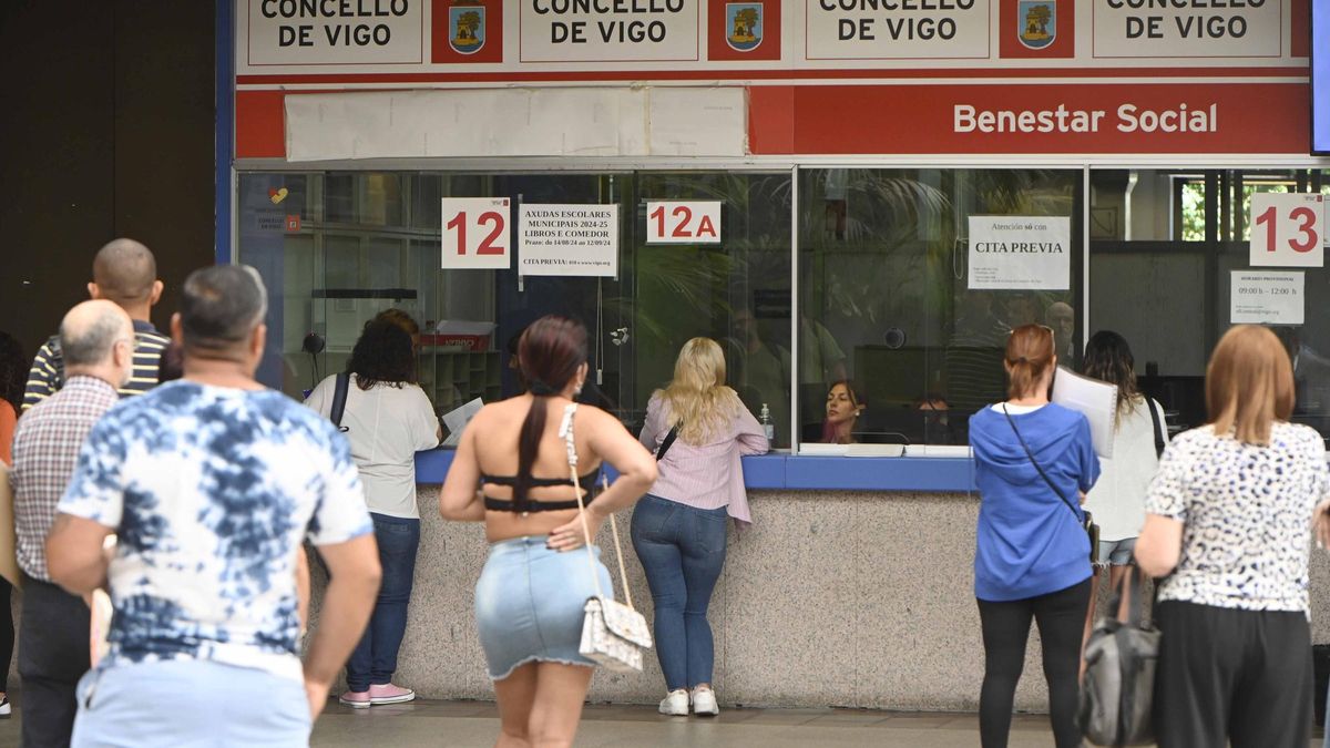 Colas en el edificio del Concello de Vigo