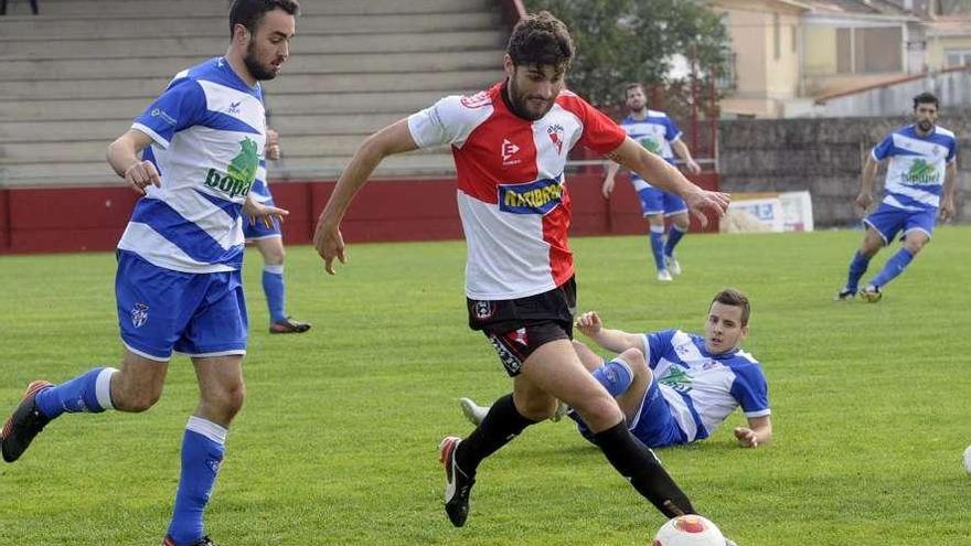 El Arosa tendrá enfrente este domingo a la mejor defensa de la categoría. // Noé Parga