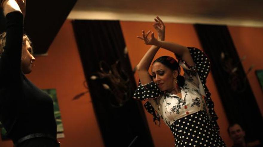 Dos bailaores de flamenco en un restaurante de Málaga.