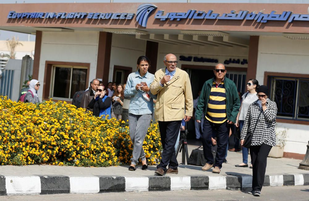 Familiares de los pasajeros del vuelo MS804 de EgyptAir desaparecido en el aeropuerto de El Cairo
