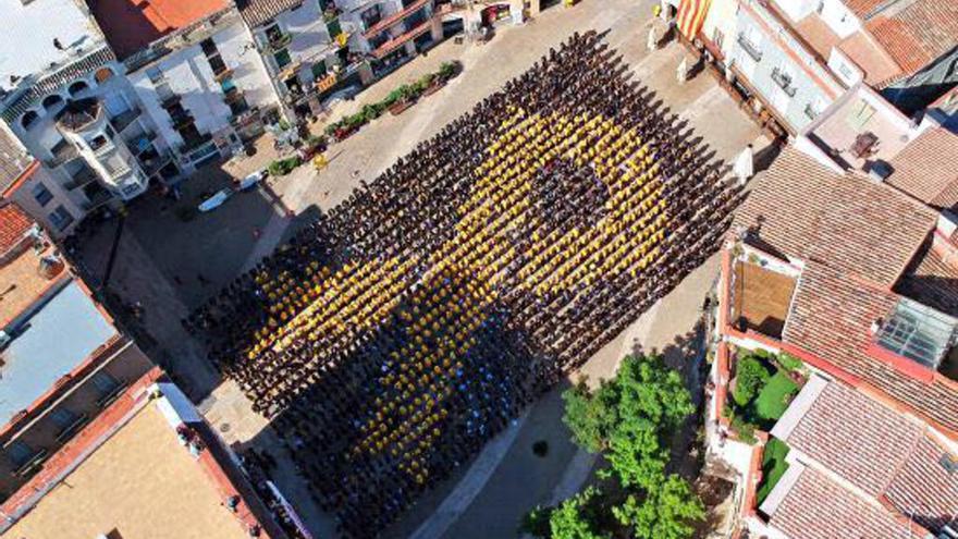 2.000 persones construeixen un gran llaç groc humà a Igualada