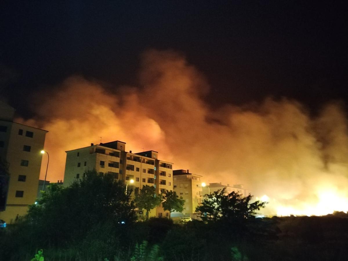 Fotogalería | Imágenes del incendio en Plasencia esta madrugada Fotogalería | Imágenes del incendio en Plasencia esta madrugada