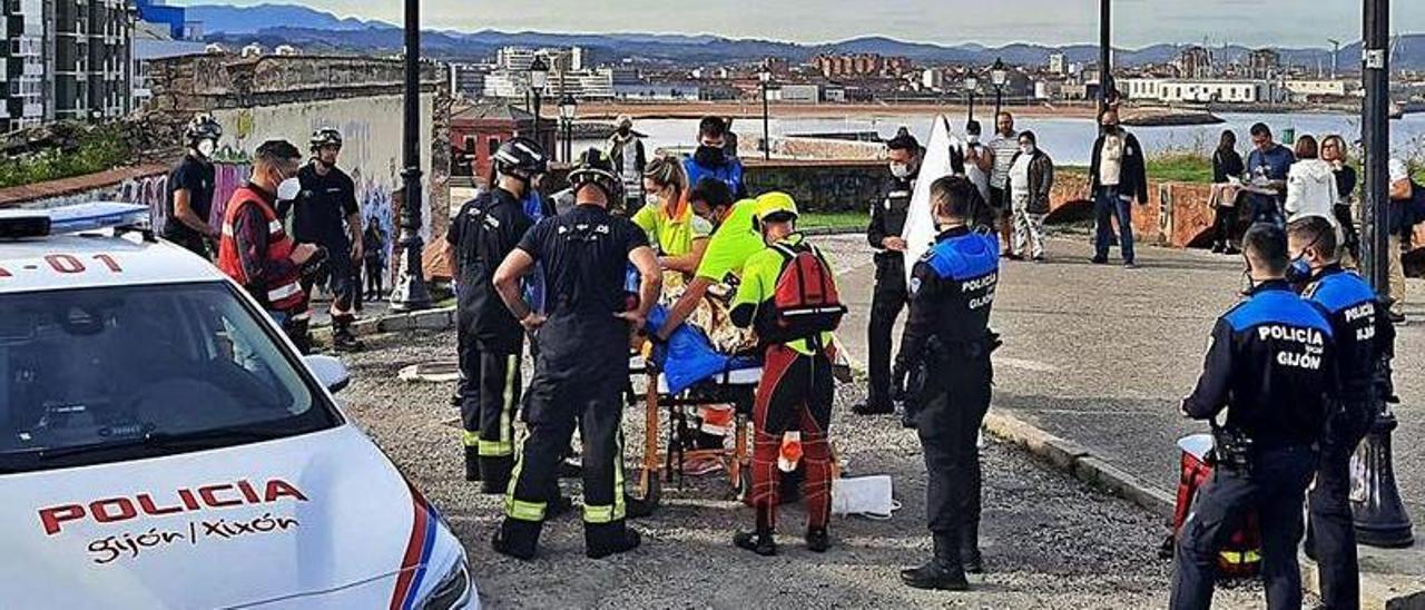 Bomberos, Policía y sanitarios, atendiendo a la niña.