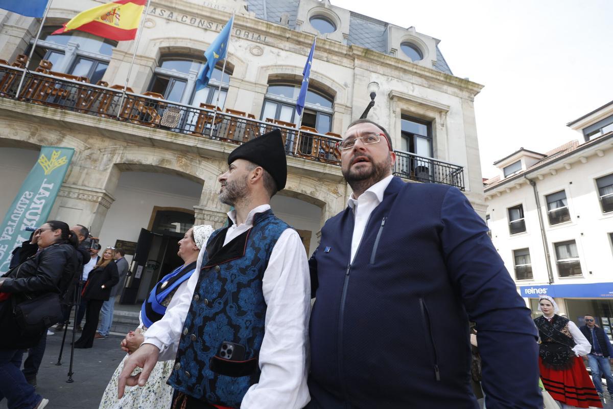 Adrián Barbón y el alcalde de Siero, Ángel García, ataviado con el traje regional. GÜEVOS PINTOS EN POLA DE SIERO