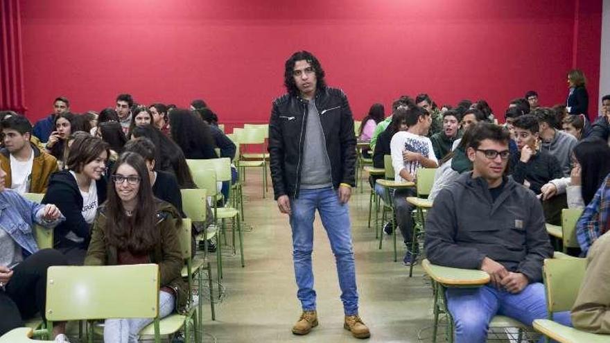 El fotógrafo Ahmed Ali, acogido por Amnistía Internacional, en A Coruña