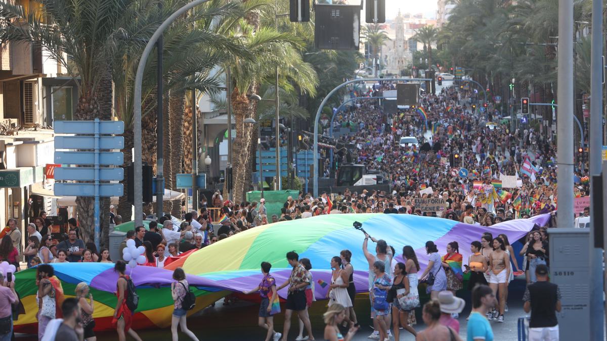 Alicante se llena de orgullo en su segunda manifestación LGTBI