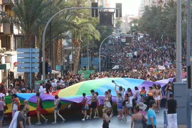 Alicante se llena de orgullo en su segunda manifestación LGTBI con más de 12.000 personas