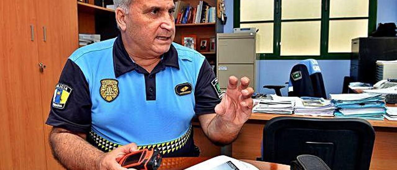 El jefe de la Policía Local, Justo Santana, junto al documento sobre el dron que adquirirá para la unidad policial.