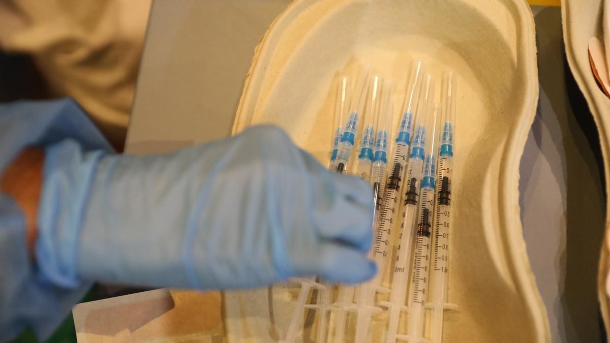 Varias dosis de la vacuna de Pfizer en el dispositivo puesto en marcha para vacunar contra el coronavirus, en las instalaciones del Hospital General Universitario Gregorio Marañón, a 20 de agosto de 2021, en Madrid (España).