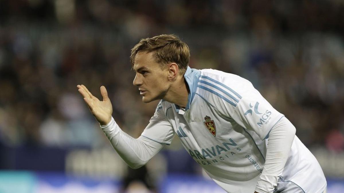 Dani Gómez lanza un beso para celebrar el tanto que daba el empate al Zaragoza en el descuento.