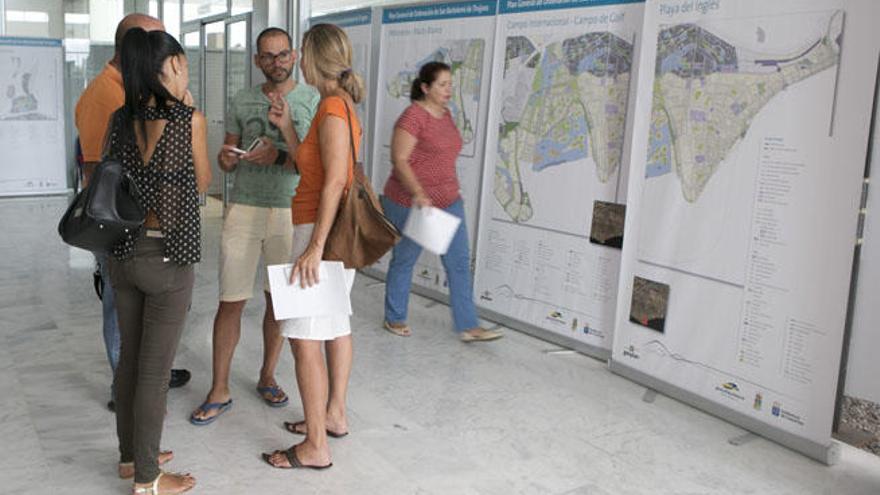 Grupo de afectados por el nuevo plan urbanístico de San Bartolomé de Tirajana, tras presentar sus alegaciones.